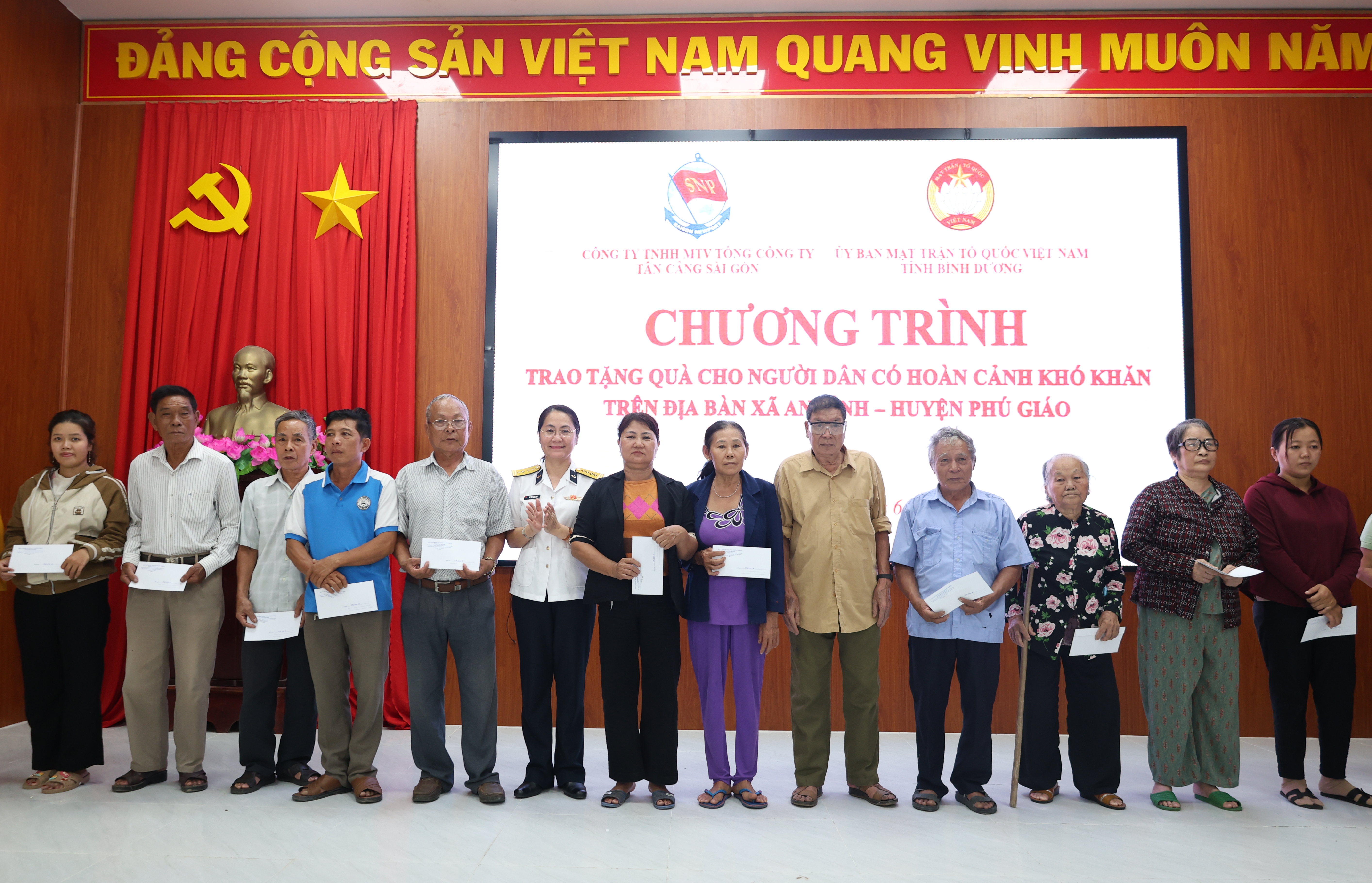 ICDST – Đại diện Binh đoàn 20, Tổng công ty Tân Cảng Sài Gòn trao quà hỗ trợ người dân khó khăn tại Bình Dương